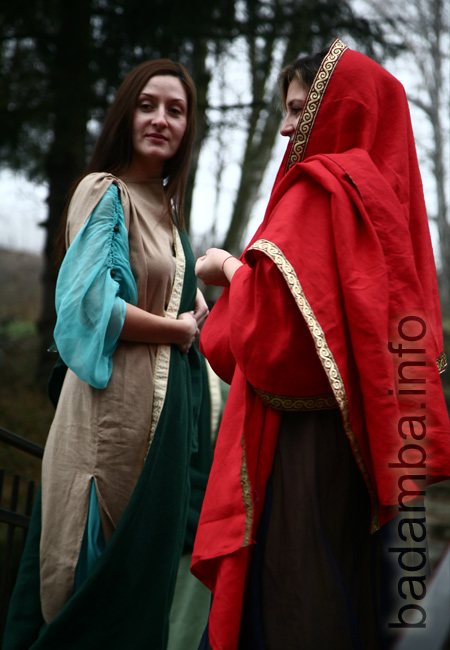 Ани и Зори в летни римски костюми